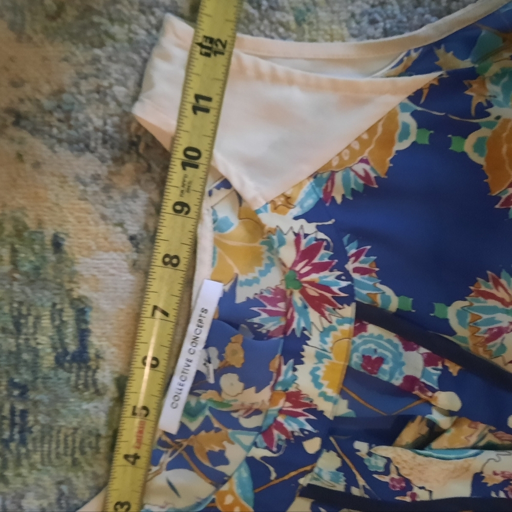 Collective Concepts Floral Keyhole Blouse - Blue and Yellow - Picture 4 of 8